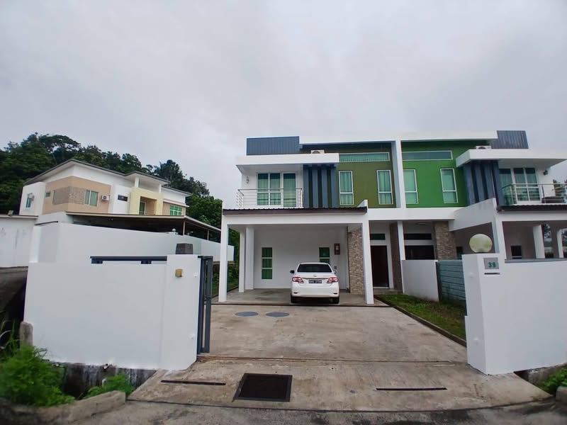 Semi Detached House for rent / sale (newly renovated)